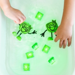 Glo Pals, Postać do kąpieli Pippa, zestaw z dwiema kostkami sensorycznymi świecącymi w wodzie 3+